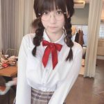 伊織もえ、美谷間のぞかせたメガネ女子姿にファン歓喜！！