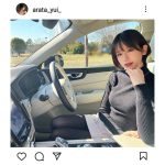 レースクイーン・新唯、ボディライン際立つニットxタイトスカートのドライブコーデを披露！