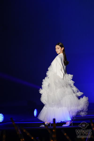 中条あやみ、白のゴージャスなドレスでランウェイに登場！＜TGC 和歌山 2023＞