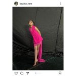 近藤千尋、「関コレ」MCのど派手なピンク衣装で美脚をアピール！