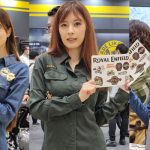【写真特集】美女コンパニオンがROYAL ENFIELD(ロイヤルエンフィールド)ブースに登場！ ＜第50回東京モーターサイクルショー＞