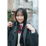日向坂46・上村ひなの、雪の中微笑む制服ショットが公開