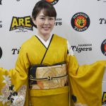 丘みどり、阪神タイガース開幕戦に黄色の着物姿で君が代独唱
