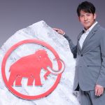 岡田准一、クライミングウォールの頂上から颯爽と登場