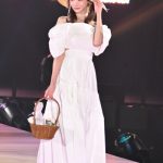 【写真特集】明日花キララ、「関コレ」ランウェイで悩殺指ハート！＜KANSAI COLLECTION 2023 S/S＞
