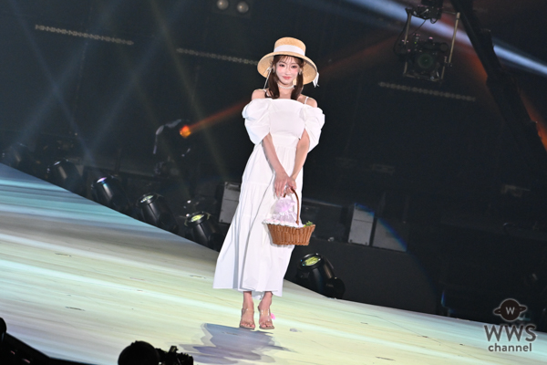【写真特集】明日花キララ、「関コレ」ランウェイで悩殺指ハート！＜KANSAI COLLECTION 2023 S/S＞