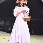 【写真特集】明日花キララ、「関コレ」ランウェイで悩殺指ハート！＜KANSAI COLLECTION 2023 S/S＞
