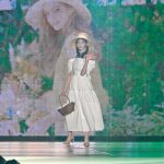 【写真特集】明日花キララ、「関コレ」ランウェイで悩殺指ハート！＜KANSAI COLLECTION 2023 S/S＞