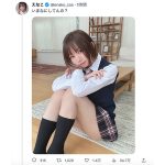 えなこ、絶妙アングルで生脚見せる制服ショット公開