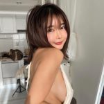 藤田もも、キワドさでドギマギ！背中ざっくり開きの衣装で誘惑