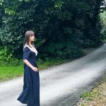 日向坂46・影山優佳、とっておきの紺色ワンピースを着たオフショット公開