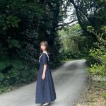 日向坂46・影山優佳、とっておきの紺色ワンピースを着たオフショット公開