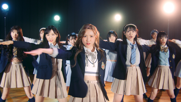 AKB48、メンバーの学生時代を追体験する新曲『どうしても君が好きだ』MVが公開！