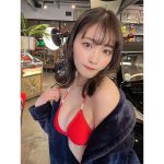 五十嵐早香、刺激的なチラ見せ赤ビキニで悩殺！