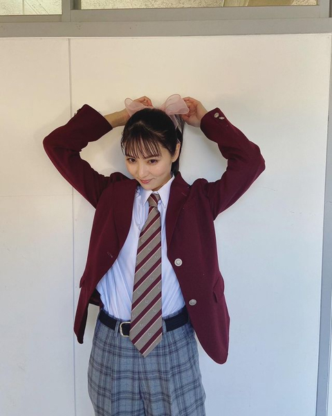 【ブルーバースデー】石川恋、スラックス制服姿にポニーテール×リボンを合わせたコーデが可愛すぎる！