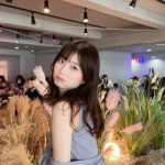 佐藤かれん、二の腕見せのセクシーニットコーデでお腹チラリ！