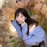 佐藤かれん、二の腕見せのセクシーニットコーデでお腹チラリ！