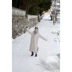 日向坂46・影山優佳、1st写真集から雪道ではしゃぐ先行カット公開！「観光を楽しんでいるような私が満載です！」