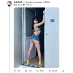 小日向ゆか、美尻ハミ出るデニム姿で美脚全開！