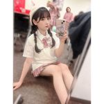 #ババババンビ・小鳥遊るい、ミニスカ制服衣装で美脚披露