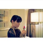 岸井ゆきの、背中開きのドレスコーデで振り返り！