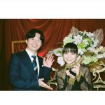 岸井ゆきの、背中開きのドレスコーデで振り返り！