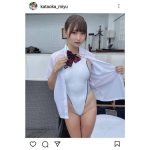 鎌田紘子、肌見せチャイナ風衣装でセクシー美脚全開！