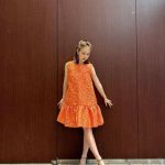 村重杏奈、「リアルリカちゃん人形」ノースリワンピで二の腕＆美脚披露！