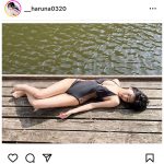 吉澤遥奈、透明肌にうっとりなセクシー水着で寝そべり！