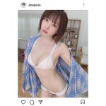 えなこ、シャツをはだけて白肌ふんわりバストを見せつけ！