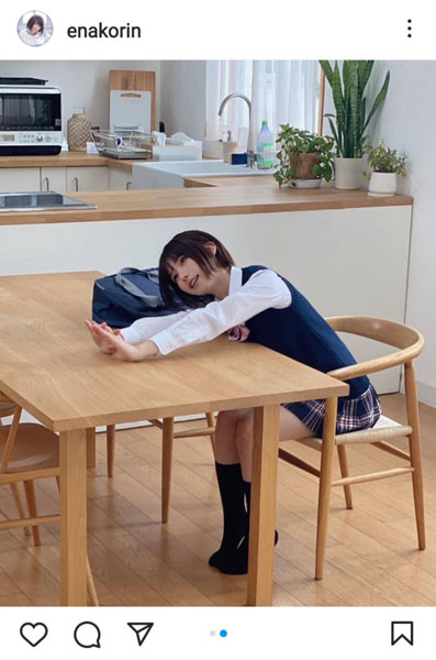 コスプレイヤー・えなこ、ミニスカ制服コスチュームでおうちに帰宅！？