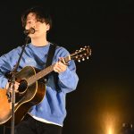星野源、弾き語りで『恋』をしっとりと歌唱＜LIVE the SPEEDSTAR＞