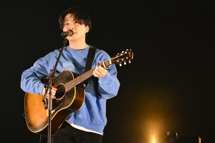 星野源、弾き語りで『恋』をしっとりと歌唱＜LIVE the SPEEDSTAR＞