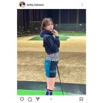 レースクイーン・藤澤響花、超ミニのゴルフコーデで美脚をチラ見せ！