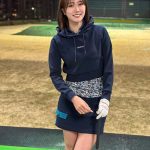 レースクイーン・藤澤響花、超ミニのゴルフコーデで美脚をチラ見せ！