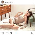 黒木麗奈、寝そべりポージングで美麗なデコルテ、美脚を披露！！