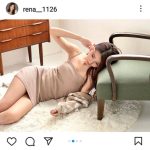 黒木麗奈、寝そべりポージングで美麗なデコルテ、美脚を披露！！