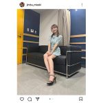 神部美咲、レースのミニワンピで美脚スラリ「脚が顔越えるレベル」「安定の脚キレイ」とファン歓喜！