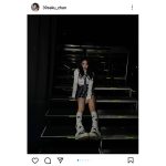 LE SSERAFIM・宮脇咲良、美くびれ覗く超ミニスカ美脚を披露！「頭の先からつま先まで美しい」「目が洗われる」とファン歓喜