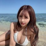 三上悠亜、まるで人魚姫なビキニ姿でメリハリボディ見せつけ！