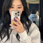 LE SSERAFIM・宮脇咲良、美くびれ覗く超ミニスカ美脚を披露！「頭の先からつま先まで美しい」「目が洗われる」とファン歓喜