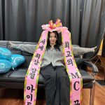 LE SSERAFIM・宮脇咲良、美くびれ覗く超ミニスカ美脚を披露！「頭の先からつま先まで美しい」「目が洗われる」とファン歓喜