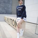 宮脇咲良、超ミニスカの「全身ルイ・ヴィトンコーデ」で美脚を披露！