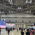 【写真特集】美女コンパニオンがROYAL ENFIELD(ロイヤルエンフィールド)ブースに登場！ ＜第50回東京モーターサイクルショー＞