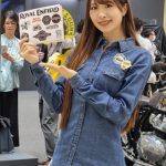 【写真特集】美女コンパニオンがROYAL ENFIELD(ロイヤルエンフィールド)ブースに登場！ ＜第50回東京モーターサイクルショー＞