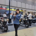 【写真特集】美女コンパニオンがROYAL ENFIELD(ロイヤルエンフィールド)ブースに登場！ ＜第50回東京モーターサイクルショー＞