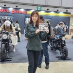 【写真特集】美女コンパニオンがROYAL ENFIELD(ロイヤルエンフィールド)ブースに登場！ ＜第50回東京モーターサイクルショー＞