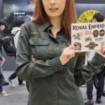【写真特集】美女コンパニオンがROYAL ENFIELD(ロイヤルエンフィールド)ブースに登場！ ＜第50回東京モーターサイクルショー＞