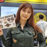 【写真特集】美女コンパニオンがROYAL ENFIELD(ロイヤルエンフィールド)ブースに登場！ ＜第50回東京モーターサイクルショー＞