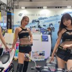 【動画】宇都宮茜・立花あい・綺咲あみら美しすぎるコンパニオンがSPHERELIGHT(スフィアライト)にセクシーなブラックコーデで登場！＜第50回東京モーターサイクルショー＞